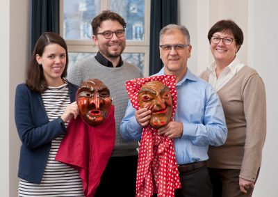 Ergun Can bringt seine Masken persönlich ins Museum. Von links nach rechts: Helena Gand, Markus Speidel, Ergun Can und Sabine Zinn-Thomas