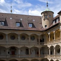 Altes Schloss mit Turmuhr