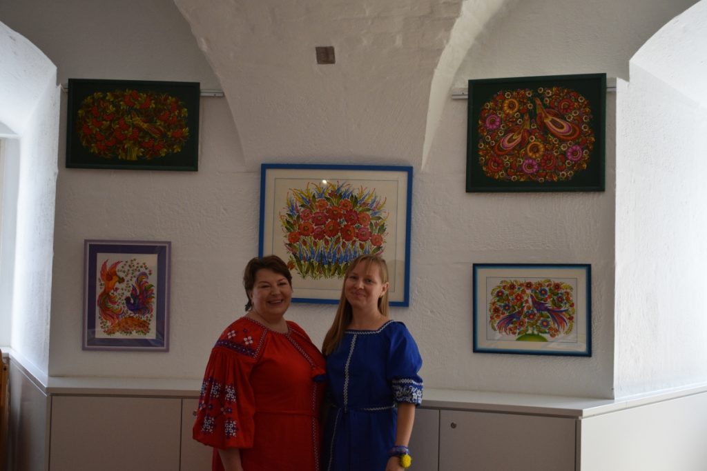 Die beiden Künstlerinnen für Petrykivka Malerei wurden extra für den Workshop aus der Ukraine eingeflogen ©Isabel Schwab, LMW
