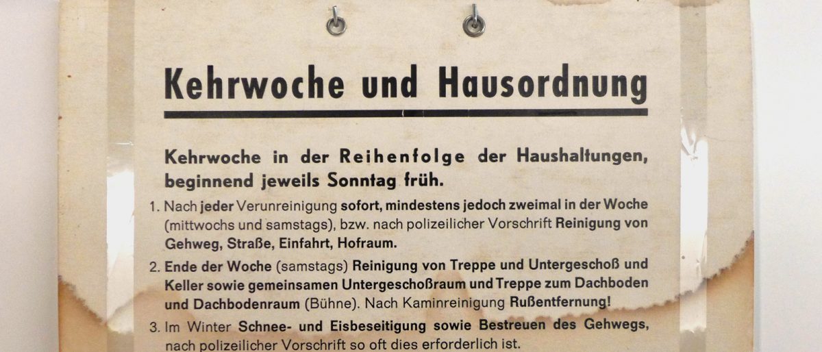 Kehrwochenschild des Haus- und Grundbesitzervereins im Museum der Alltagskultur, Schloss Waldenbuch. © Landesmuseum Württemberg, Foto: Frank Lang, CC BY-SA