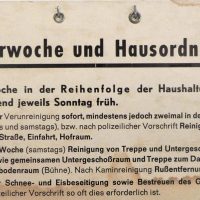 Kehrwochenschild des Haus- und Grundbesitzervereins im Museum der Alltagskultur, Schloss Waldenbuch. © Landesmuseum Württemberg, Foto: Frank Lang, CC BY-SA