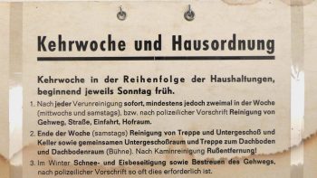 Kehrwochenschild des Haus- und Grundbesitzervereins im Museum der Alltagskultur, Schloss Waldenbuch. © Landesmuseum Württemberg, Foto: Frank Lang, CC BY-SA