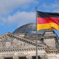 Deutsche Fahne vor dem Reichstag in Berlin © pixabay.com CC-O