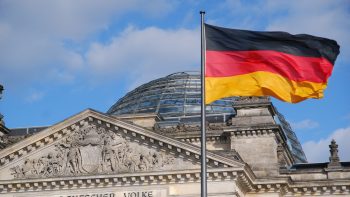 Deutsche Fahne vor dem Reichstag in Berlin © pixabay.com CC-O