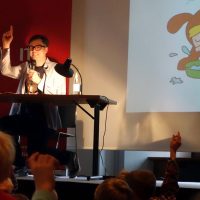 Ralph Caspers liest aus seinem Buch „Wenn Glühwürmchen morsen“ © Fiene Walker