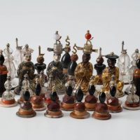Schachfiguren aus Halbedelsteinen (Bergkristall, Jaspis, Achat) und Porzellan, Silber, vergoldet.