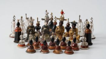 Schachfiguren aus Halbedelsteinen (Bergkristall, Jaspis, Achat) und Porzellan, Silber, vergoldet.