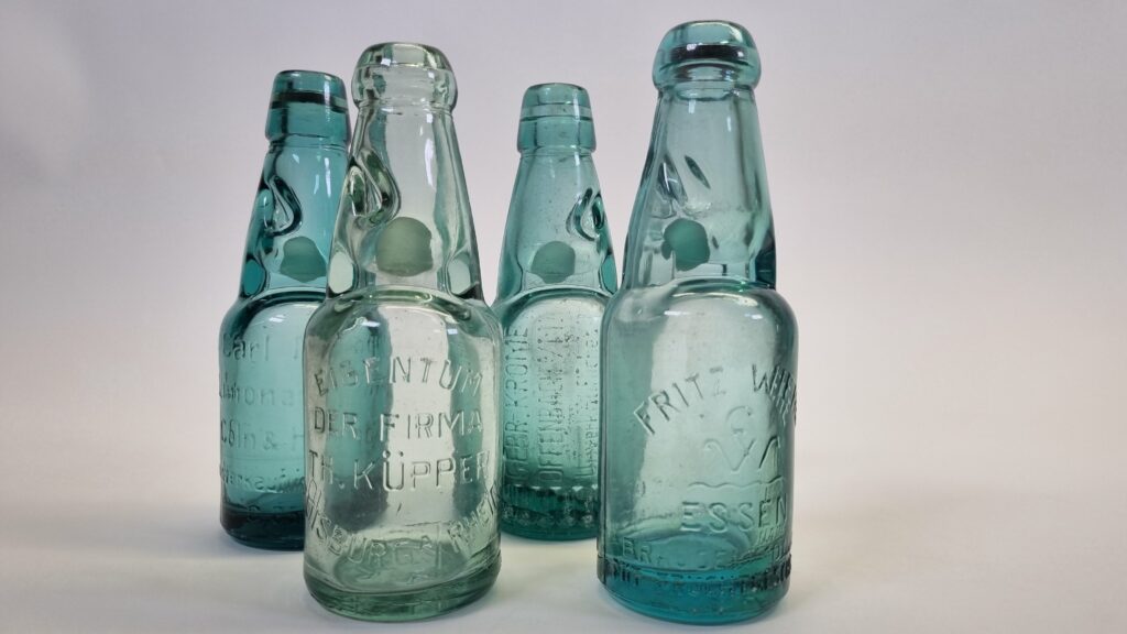 Vier leere Flaschen mit Glaskugelverschluss