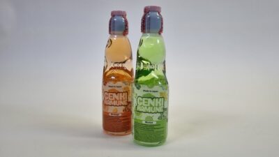 Zwei Flaschen der Marke Ramune aus Japan.