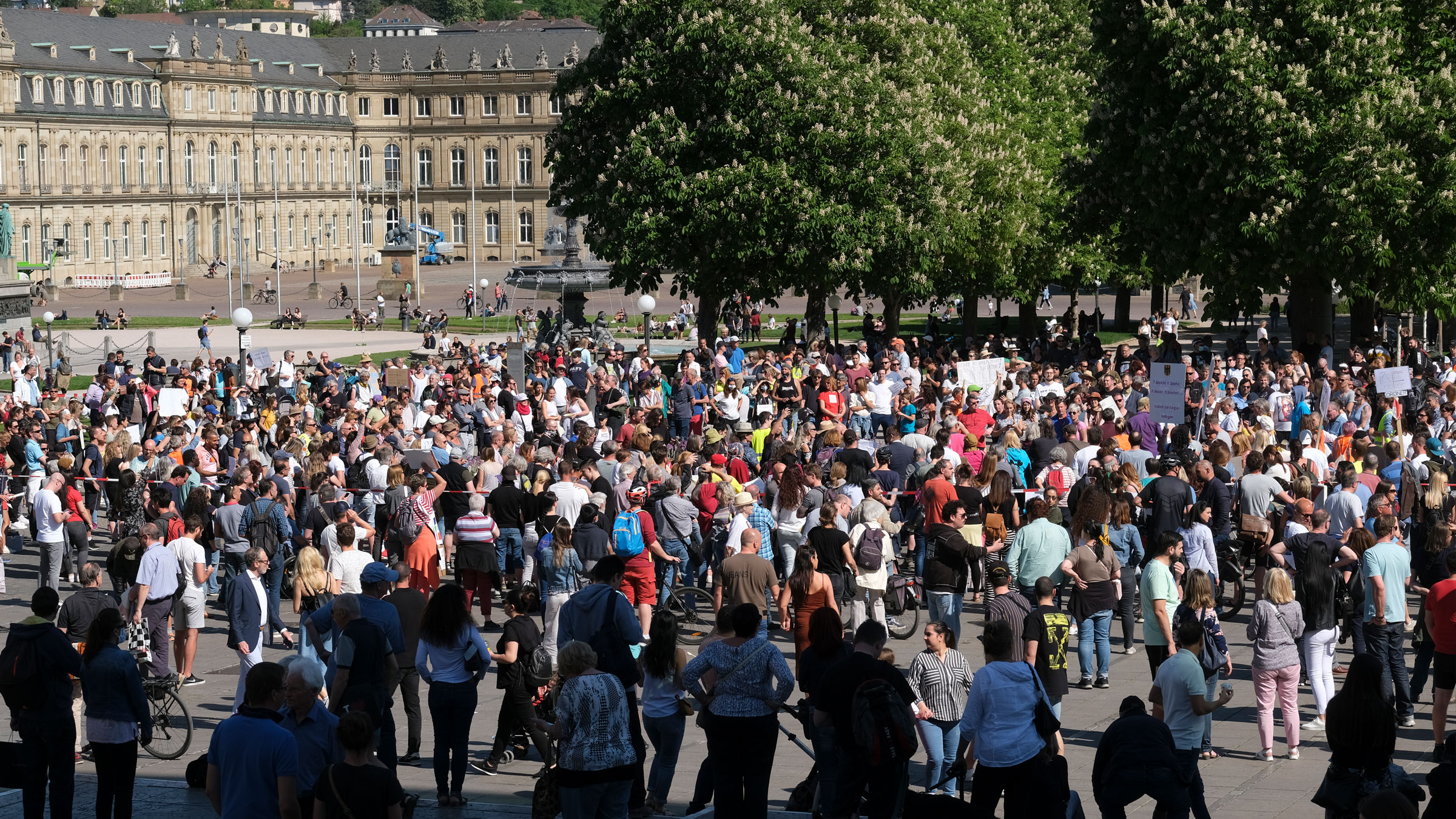 Demonstration auf dem Stuttgarter Schlossplatz. © Roland Hägele