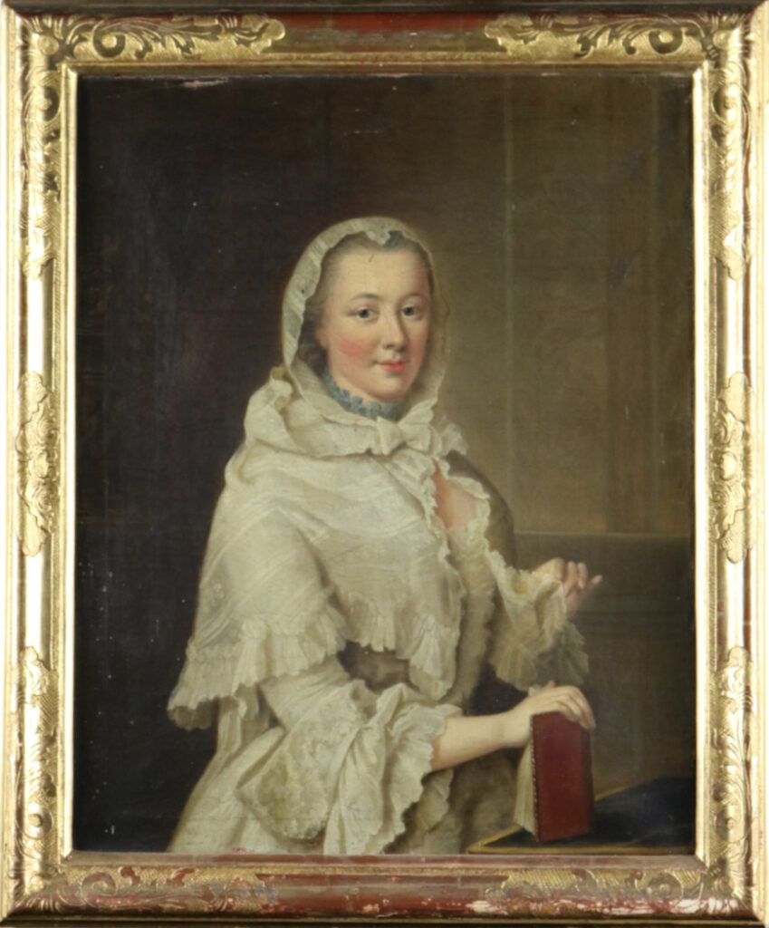 Ölportrait einer Frau im weißen Kleid mit Umhang und Kapuze. Ihre Hände halten ein Buch und ihren Umhang.