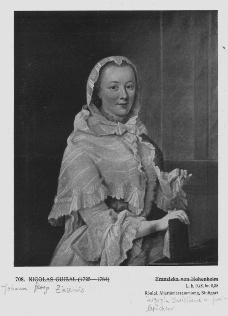 Schwarz-Weiß-Foto des Portraits mit der Frau im weißen Kleid. Darunter durchgestrichene Beschriftungen und handschriftliche Ergänzungen.