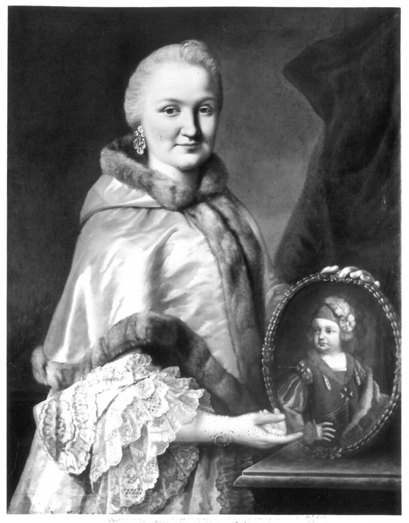 Gemälde: Eine stehende Frau mit Kleid. Sie hält ein Gemälde mit einem kleinen Jungen darauf. 