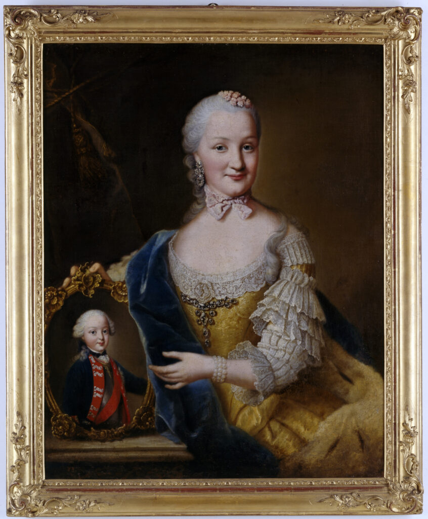 Gemälde: Eine sitzende Frau in Kleid. Sie zeigt auf ein Brustporträt mit einem Jungen. 
