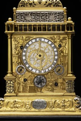 Foto: Die drehbare Sternkarte, das Astrolabium, ist auf der Rückseite der Turmuhr.