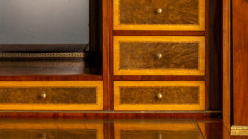 Foto: Schubladen des Schranks. Die Frontseiten sind mit unterschiedlichen Hölzern gestaltet.