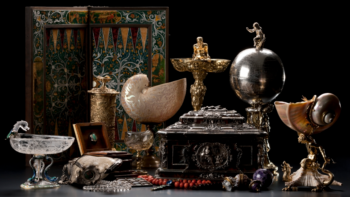 Eine bunte Ansammlung verschiedenster Schachteln, Kelche, Schalen und Schmuck.