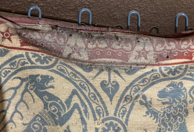 Dunkle Verschmutzung auf der Textilrückseite.