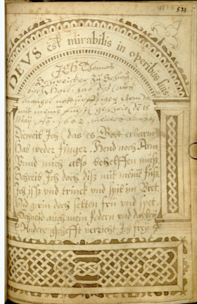 Gelbbraune Buchseite mit federgezeichnetem Torbogen und Schrift.