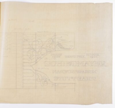 Zeichnung einer Verzierung aus verschnörkelten Linien für einen Flügel auf bräunlichem Papier. Daneben in gezeichneten Lettern: Schiedmayer Pianofortefabrik Stuttgart.