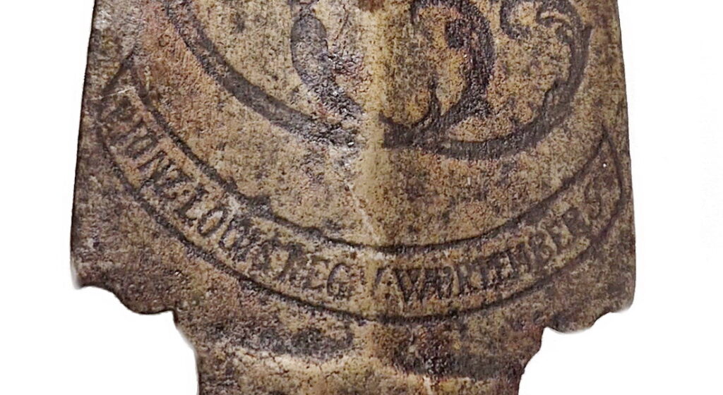 Detailaufnahme der Klinge mit Inschrift. Die Inschrift ist eingraviert.