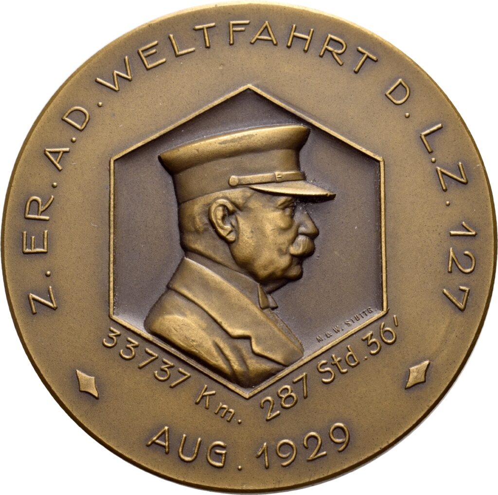 Eine bronzefarbene Medaille, mittig darauf das Bildnis des Grafen von Zeppelin.