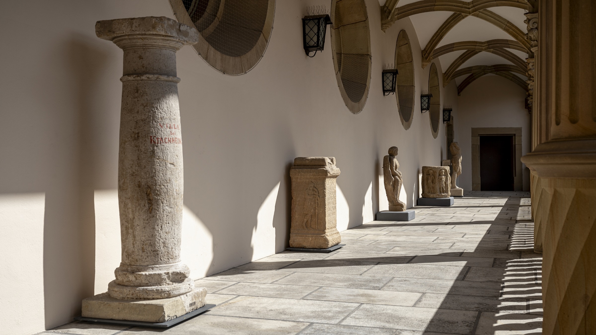 Neu auf dem Arkadengang im Alten Schloss in Stuttgart aufgestellte römische Steindenkmäler.