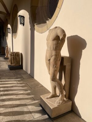 Am rechten Bildrand eine Statue eines männlichen Körpers ohne Kopf.