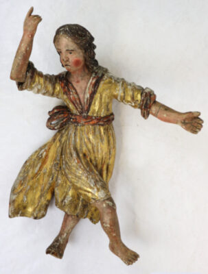 Skulptur eines Engels mit goldenem Kleid in tanzender Bewegung.