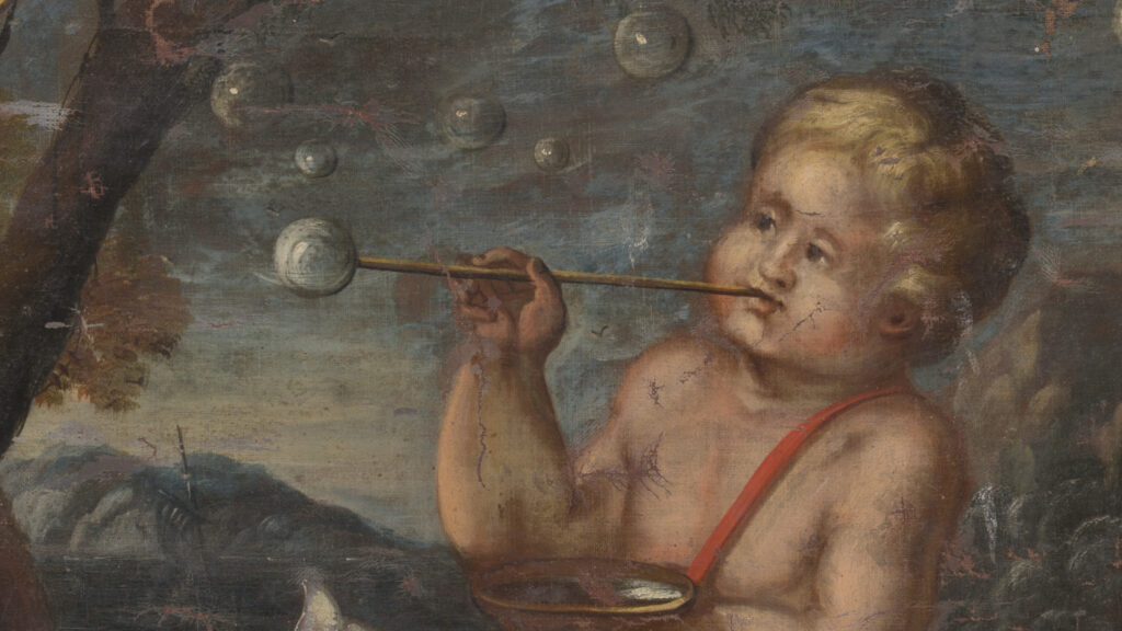 Seifenblasendes Kind vor blauem Himmel.