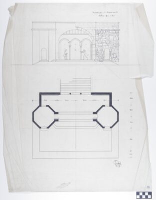 Zweiteilige Architekturzeichnung. Oben Frontalansicht des Bühnenbildes, unten Grundriss.