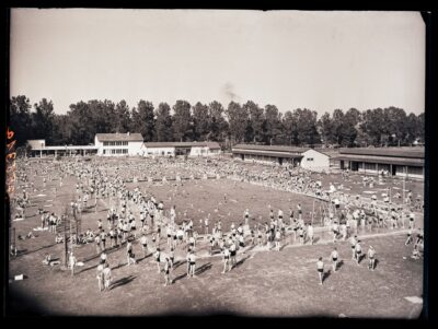Schwimmbecken mit vielen Personen.