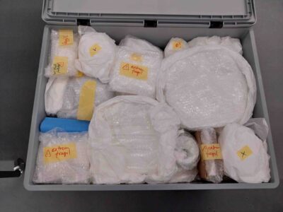 Verpackte Gegenstände in einer Kiste.