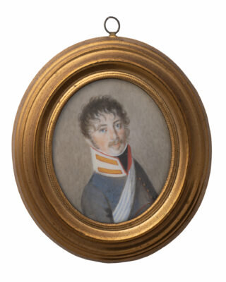 Gezeichnetes Bild eines Mannes in Uniform, das von einem goldenen, ovalen Bilderrahmen umrahmt ist.