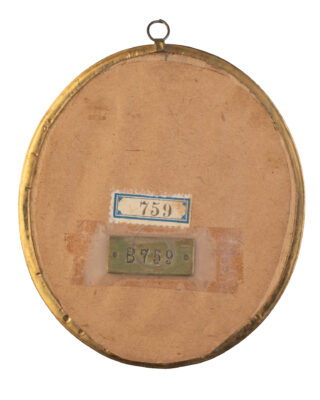 Auf der Rückseite des Bilderrahmens befinden sich zwei rechteckige Schildchen mit Nummern.