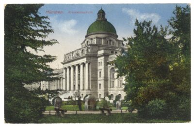 Farbzeichnung: Großes weißes Gebäude mit grüner Kuppel, davor grüne Wiese und Bäume am linken und rechten Bildrand.