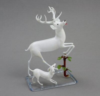Figur mit Hirsch und Hund aus weißem, glattem und fragilem Material.