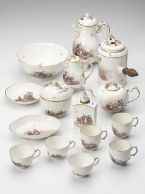 15-teiliges, weißes Geschirr-Service mit aufgemalten Szenenbildern.