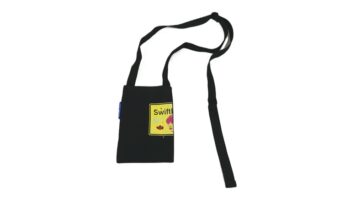 Schwarze Handytasche. Darauf abgebildet ein gelbes Ortsschild mit der Aufschrift "Swiftk", darum herum Verzierungen und ein Gesicht.