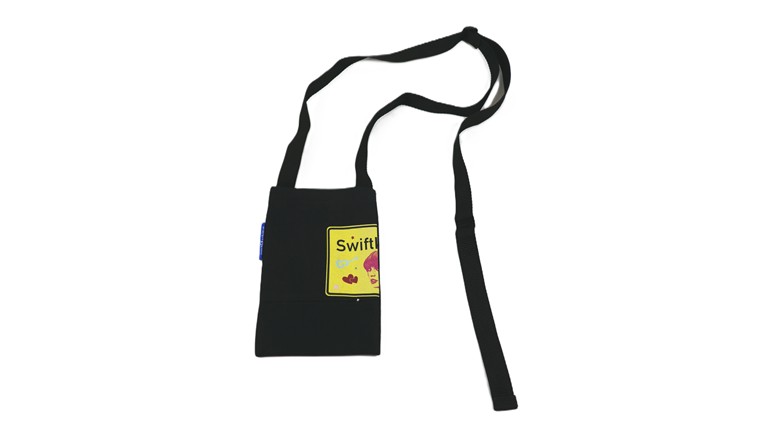 Schwarze Handytasche. Darauf abgebildet ein gelbes Ortsschild mit der Aufschrift "Swiftk", darum herum Verzierungen und ein Gesicht.