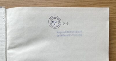 Buchseite mit dem Stempel „Ausgesondert aus der Bibliothek der Landesstelle für Volkskunde“.
