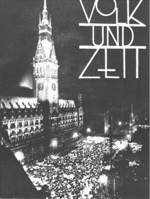 Postkarte in Schwarz-Weiß. Versammlung vor dem Hamburger Rathaus.