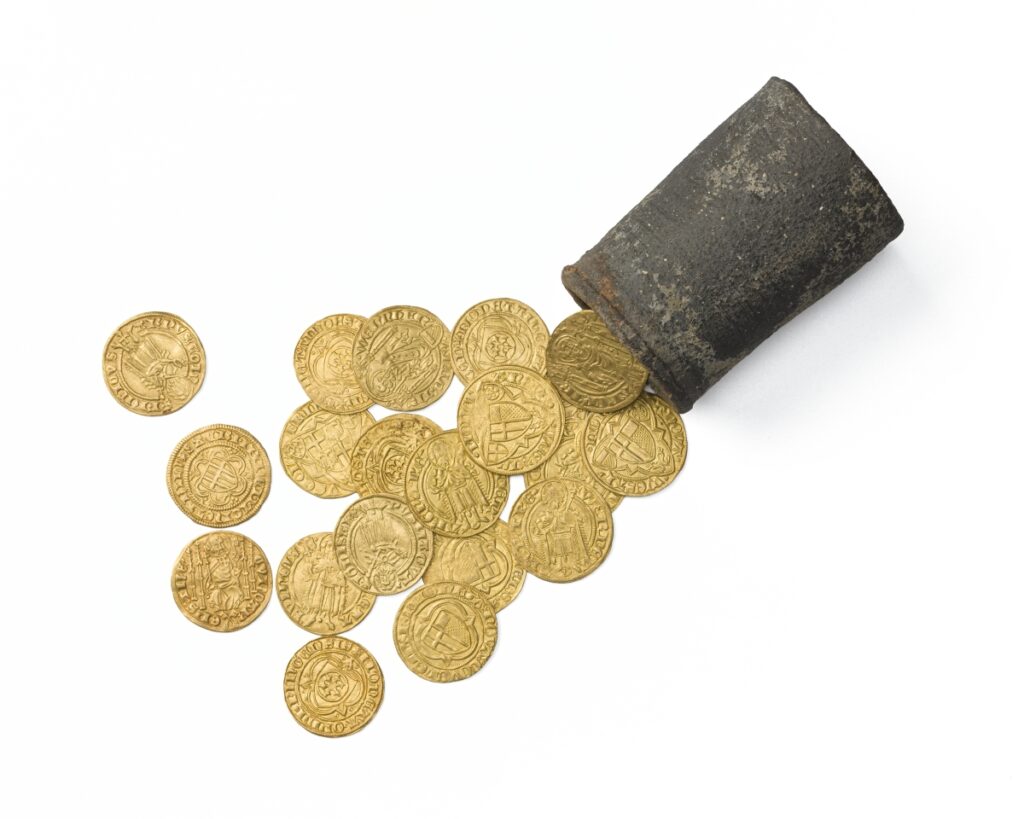 20 goldene Münzen und ein kleines Gefäß aus Ton.