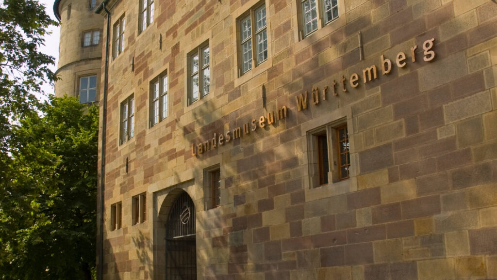 Foto des Gebäudes des Landesmuseums. Außenansicht mit dem Schriftzug: Landesmuseum Württemberg
