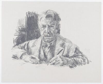 Zeichnung: Ein Mann von Kopf bis Brust in Sakko und Fliege mit Bleistift in der Hand.