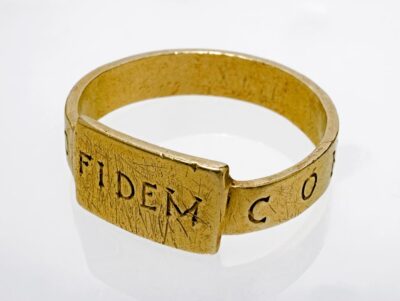Fingerring aus Gold mit der Inschrift ‚Fidem‘ auf der Vorderseite.