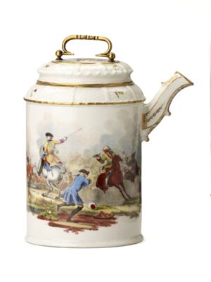 Ein weißes Gefäß mit Ausguss und Deckel. Auf dem Gefäß ist eine Schlachtenszene gemalt.