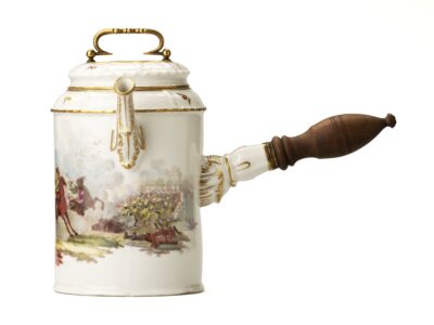 Weißes Gefäß mit Ausguss, Deckel und einem hölzernen Ausgussgriff.