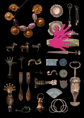 Verschiedene archäologische Objekte als Fotografie und Zeichnung. Darüber liegt ein Symbol von zwei überkreuzten Händen.