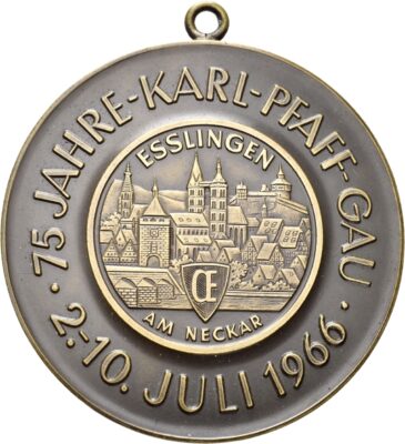 Eine Münze mit dem Stadtbild Esslingens und einem Wappen. Umrandet mit der Inschrift: "75 JAHRE - KARL - PFAFF- GAU • 2.–10. JULI 1966 •" und "ESSLINGEN AM NECKAR"